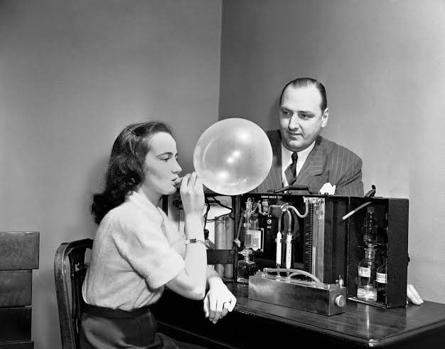 DrTravisBrown's tweet photo. 1938: The Drunkometer
The first practical roadside breath testing machine
The size of a suitcase 🧳
Drivers blew into a balloon 🎈
Air was pumped into an acidified K+ permanganate ➡️ colour change = alcohol present
#MedTwitter #histmed
#ThisPathLife #podcast Episode 17 https://t.co/iimjIbtuyC