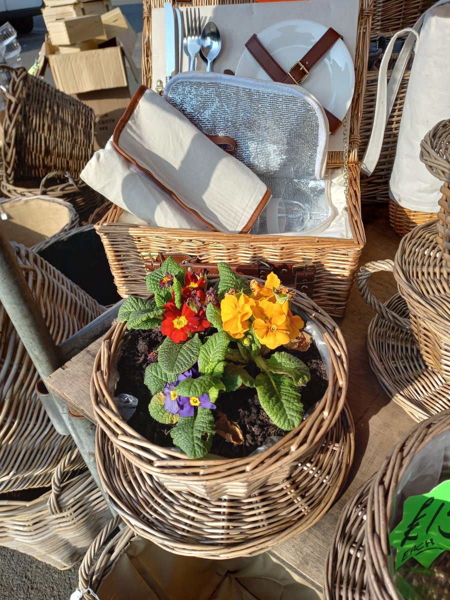 buxtonmarkets's tweet photo. Shop in sunshine on Buxton Market! https://t.co/dtCE67yQiD