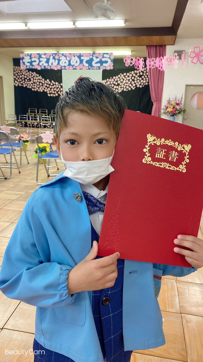 erinyan831's tweet photo. 蓮弥 卒園おめでとう🌸
家族写真とか撮ってもらうことなかなかないから撮ってもらったけど3人とも表情微妙な笑
最後のは卒園おめでとうって意味で花(風呂に入れるやつ)渡したらホストみたいになった。すき
式でも1番かっこよかったよ！！(ただの親ばか)
とりあえずおめでとう🎉
小学校も頑張ろうね🎒 https://t.co/ySo3QWJ7Ag