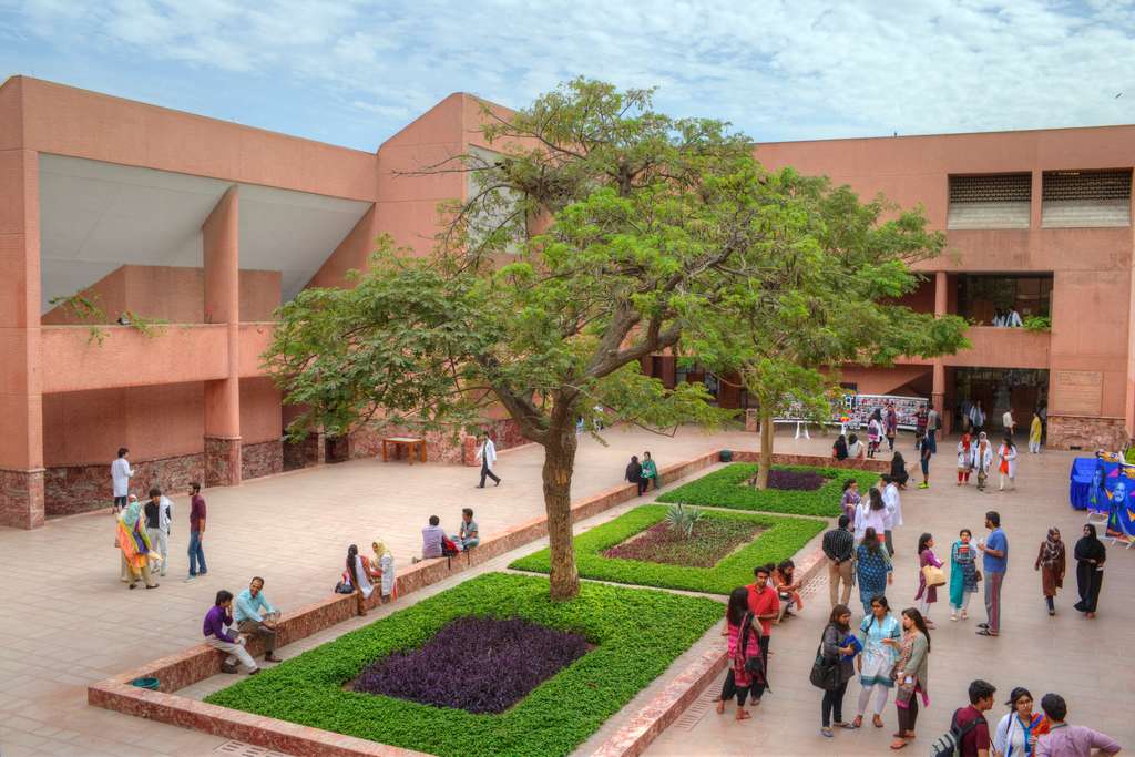 The higher education development in #Pakistan project hosted a meeting of 11 universities (including <a href="/AKUGlobal/">Aga Khan University</a>) at the National University of Sciences and Technology to develop online courses as a part of the new undergraduate core curriculum nationwide.
dawn.com/news/1681985/v…