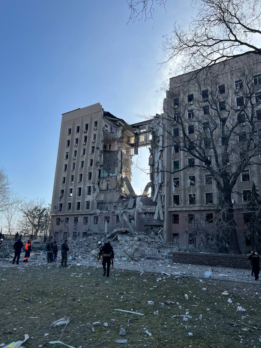 ⚡️Russian forces hit Mykolaiv's regional state administration building. Most employees were able to get out. Rescuers are looking for eight civilians and three military personnel believed to be under the rubble. Source: Vitaliy Kim, head of regional administration