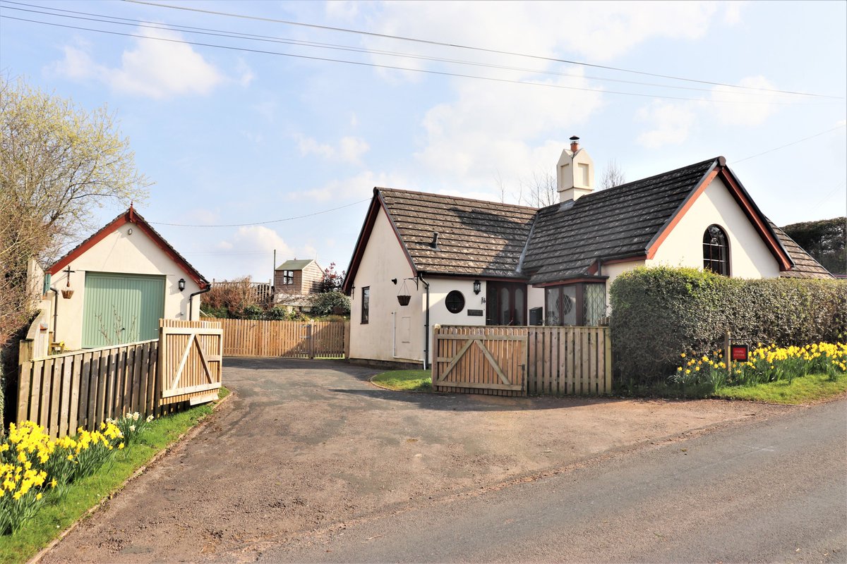 RRKProperty's tweet photo. This attractive, converted chapel is located in the popular hamlet of Llancloudy, Herefordshire conveniently located between Monmouth and Hereford. Benefitting from 2 double bedrooms, contemporary kitchen, private garden, detached garage and parking for several cars.
#llancloudy https://t.co/jb0ibhffFY