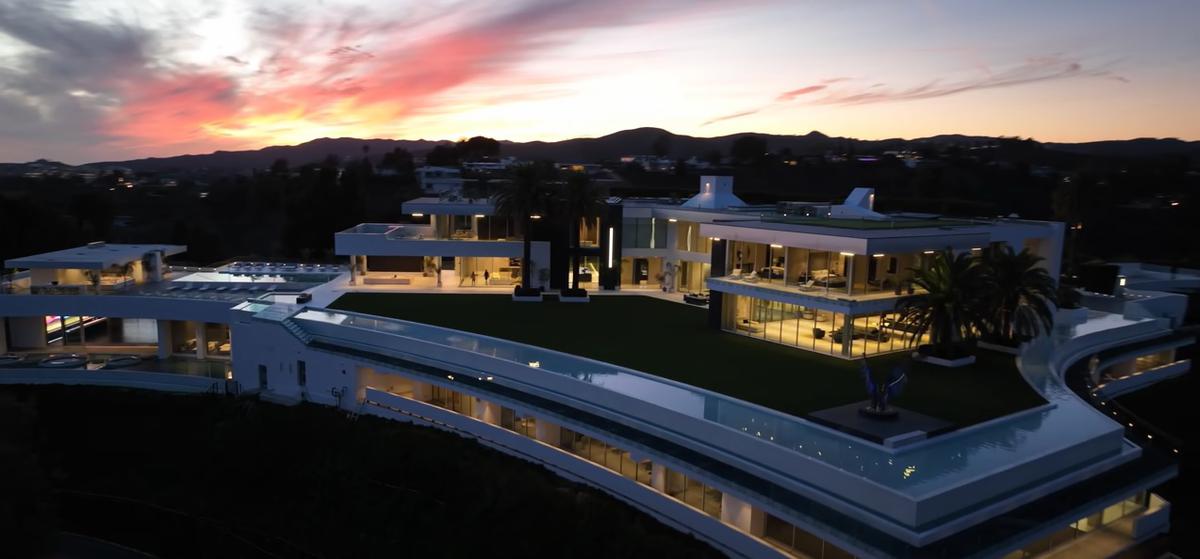 La maison réputée « la plus chère au monde », hissée sur les hauteurs de Los Angeles, doit être vendue aux enchères à la fin du mois ! 🏡 Prix de départ ? 295 millions de dollars ! 🧐 mon.actufresh.net/r/xy3rd7s