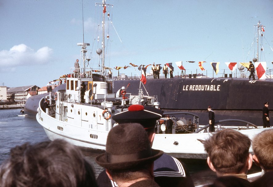 Cite_de_la_Mer's tweet photo. C'était il y a 55 ans, à #cherbourg Charles de Gaulle en personne assistait au lancement officiel du 1er SNLE français LE REDOUTABLE. Depuis la cale III de l'arsenal, le bâtiment de 8000 tonnes et 128m de long a glissé dans l'eau pour la première fois 👏 https://t.co/JcWnsdNGid