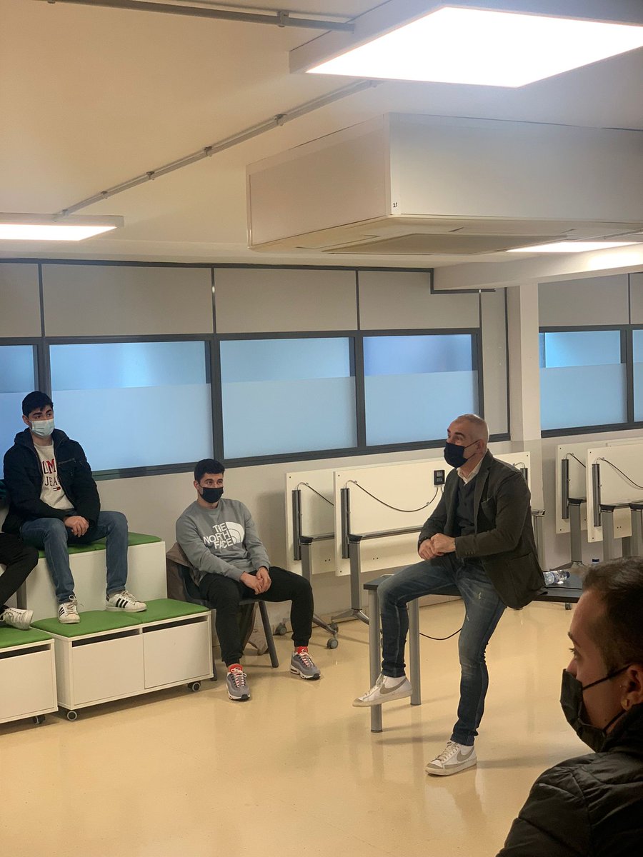 Monlau_FP's tweet photo. Los alumnos de 2º de #Marketing y #Publicidad recibieron la visita de Àngel Martínez para introducirlos en la gestión de bases de datos y #CRM, y presentarles la plataforma de automatización #Boolibu.
Además, también pudieron hablar con Àlex Martínez; exalumno de MIP en #Monlau. https://t.co/2zFtRrgcbU
