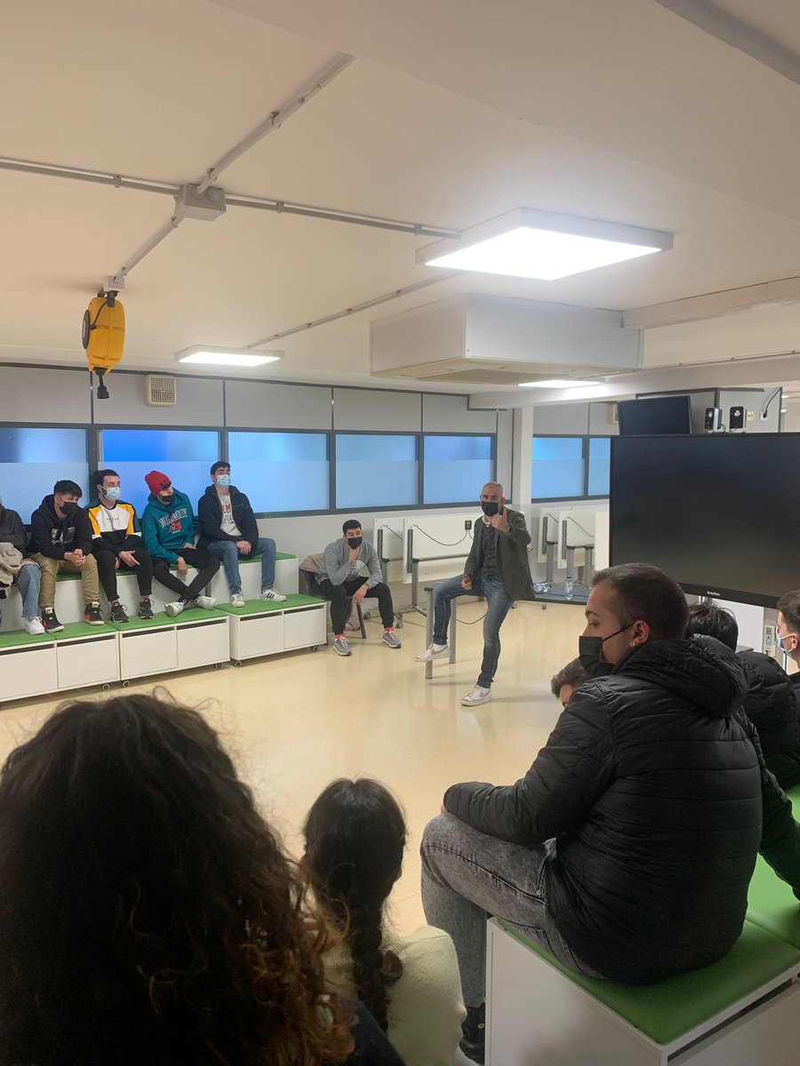 Monlau_FP's tweet photo. Los alumnos de 2º de #Marketing y #Publicidad recibieron la visita de Àngel Martínez para introducirlos en la gestión de bases de datos y #CRM, y presentarles la plataforma de automatización #Boolibu.
Además, también pudieron hablar con Àlex Martínez; exalumno de MIP en #Monlau. https://t.co/2zFtRrgcbU