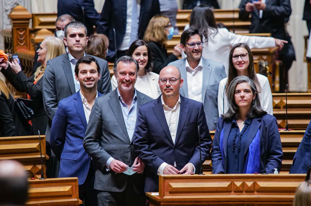 LiberalPT's tweet photo. 🔴🔵 E aí está a bancada liberal. 

Vamos pôr Portugal a crescer. 

#PortugalMaisLiberal https://t.co/4IcxFOveCr
