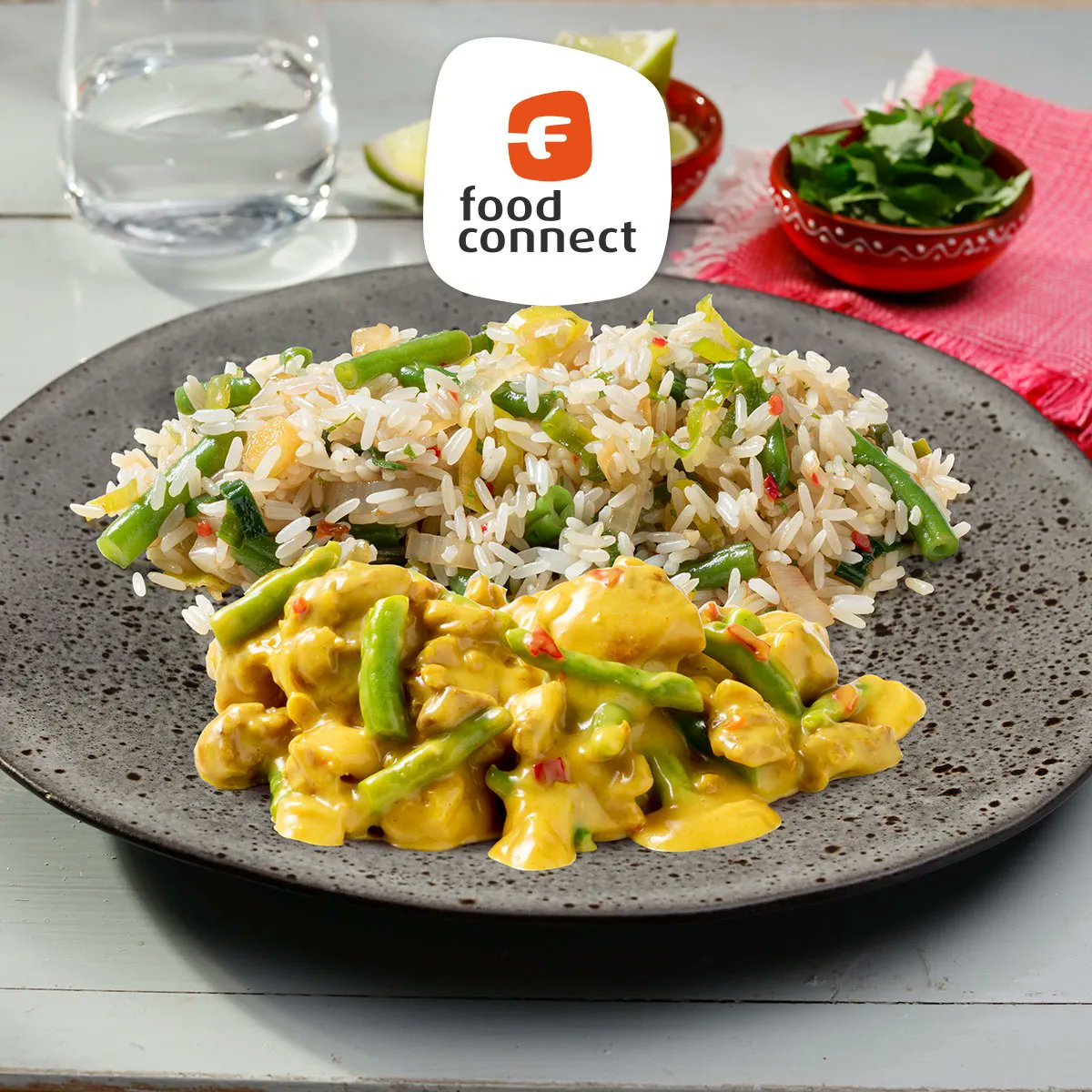 Maak kennis met onze lekkere kip kerrie met ananas! De kruidige schotel van kippendij met kerrie, gemberstukjes en ananas met sperzieboontjes staat vanaf nu voor u op de menulijst. Heerlijk in combinatie met de Surinaamse rijst! 🤩