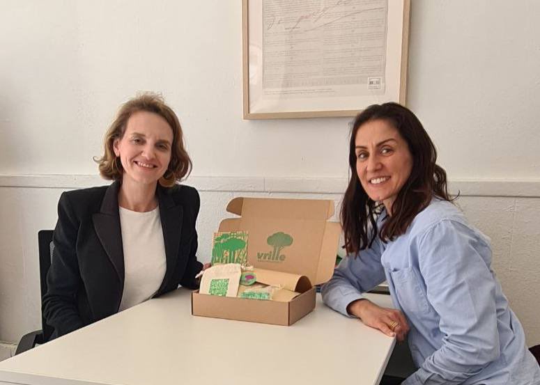 celinecalvez's tweet photo. #Entrepreneuriat | Avec @celialaluna, fondatrice de #Vrille, créée à #Clichy, qui propose des box de petit-déjeuner à destination des sociétés. 
Un beau projet qui allie innovation, développement durable et création de liens entre salariés ! 👏🏻 
👉🏻https://t.co/PWQDVPnmRf https://t.co/WvRhSWmpl3