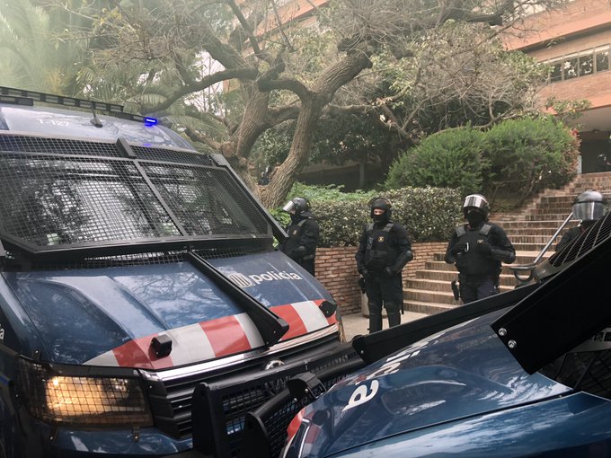 jordisalvia's tweet photo. La Conselleria blindada pels Mossos... és la trista imatge d'un @govern bunqueritzat que fa i desfà al marge del país. #CambrayDimissió https://t.co/OmYw9dFDid