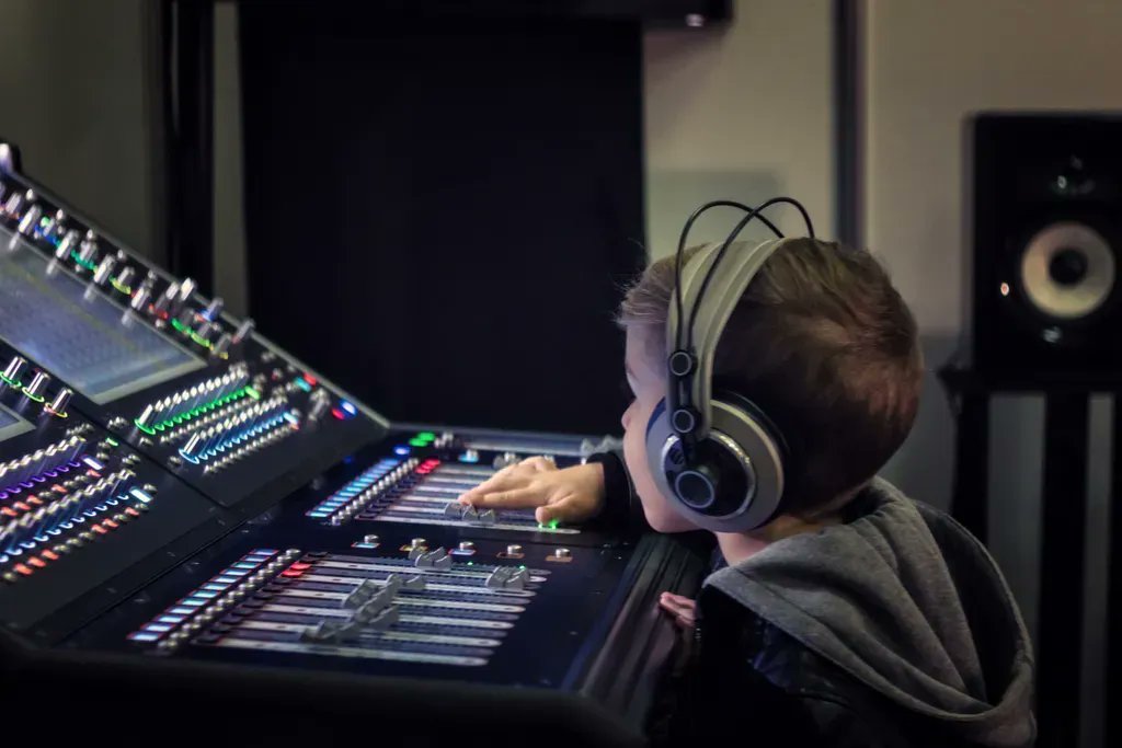 DavidLeuschner's tweet photo. When it comes to your volunteers, do you manage them or lead them? Young #volunteers yearn for leadership. To find out principles that will help you build your tech team, click here https://t.co/Q4ILXDkhLr #digico #digitalgreatcommission #leader #audio #LiveProduction #TechArts https://t.co/phjciklb9m