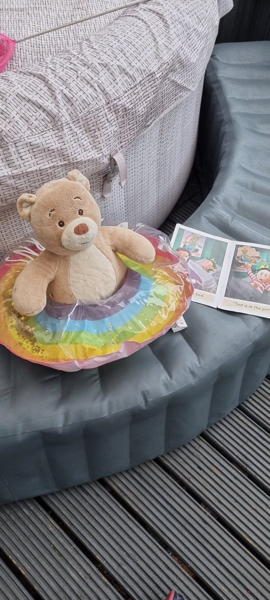 tocky91's tweet photo. @NAMinibeasts Lena-Rose's pictures with story time bear https://t.co/ehb1Fk3pWZ