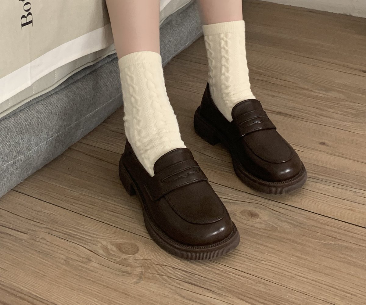 앤틱 무광 로퍼

광이 강하지 않아서인지 빈티지한 느낌이 나는 귀여운 로퍼에요 색상은 검정과 갈색이랍니다

수요조사 참여는 RT+❤