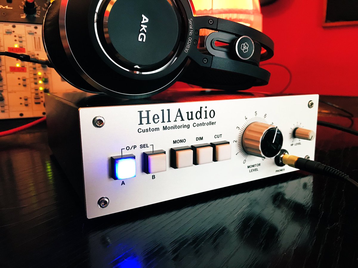 HellAudio's tweet image. カスタムモニタリングコントローラー
基本仕様（1イン2アウト）デモ機の用意できました。
ご希望の方はDMまたはメールでお願いします。
遠方なのでデモ期間は5日間までとさせて頂きます（往復送料ご負担お願いしております）
※当方と取引歴のない場合身分証の提示をお願いしておりますご理解下さい。