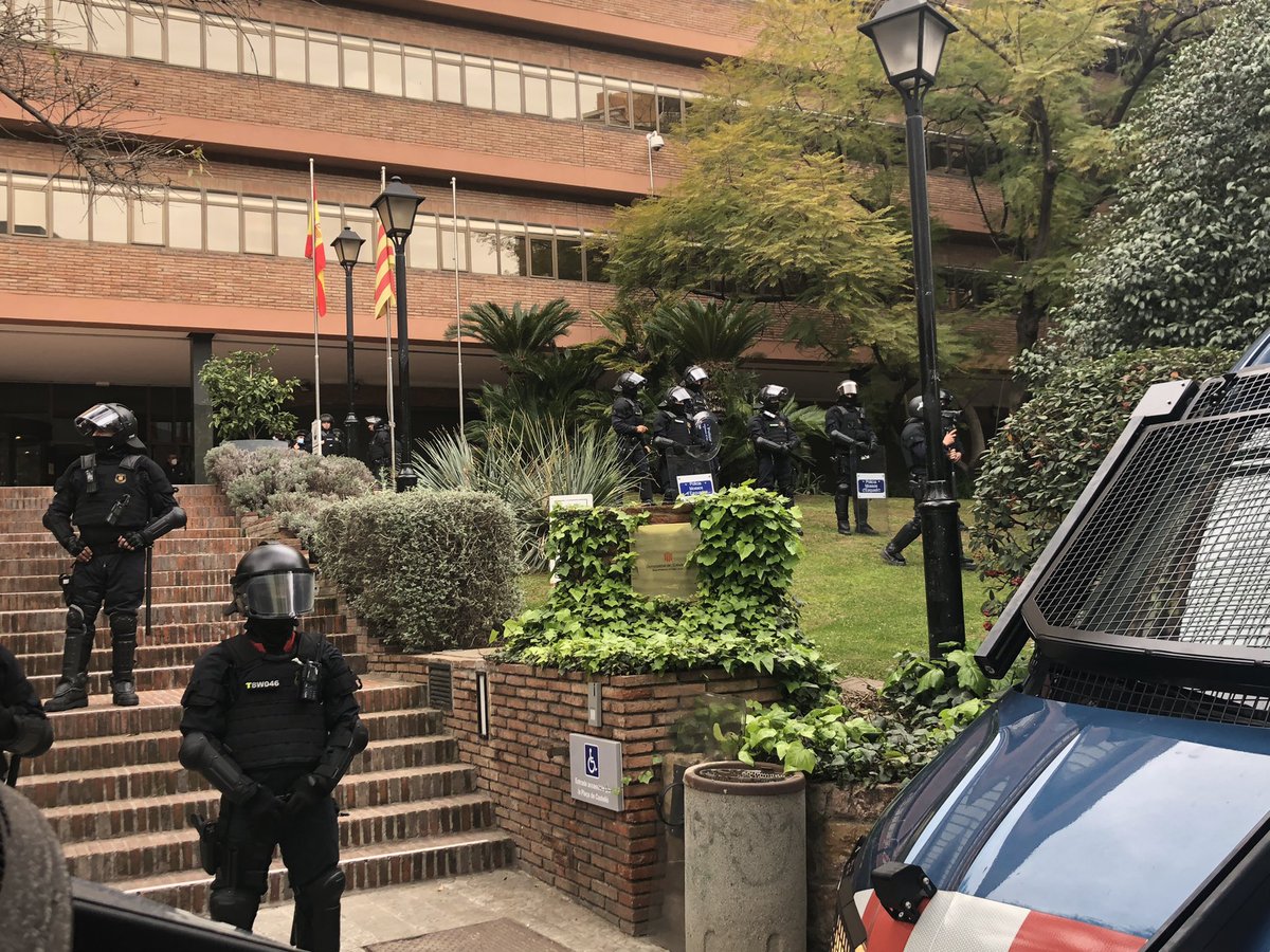jordisalvia's tweet photo. La Conselleria blindada pels Mossos... és la trista imatge d'un @govern bunqueritzat que fa i desfà al marge del país. #CambrayDimissió https://t.co/OmYw9dFDid