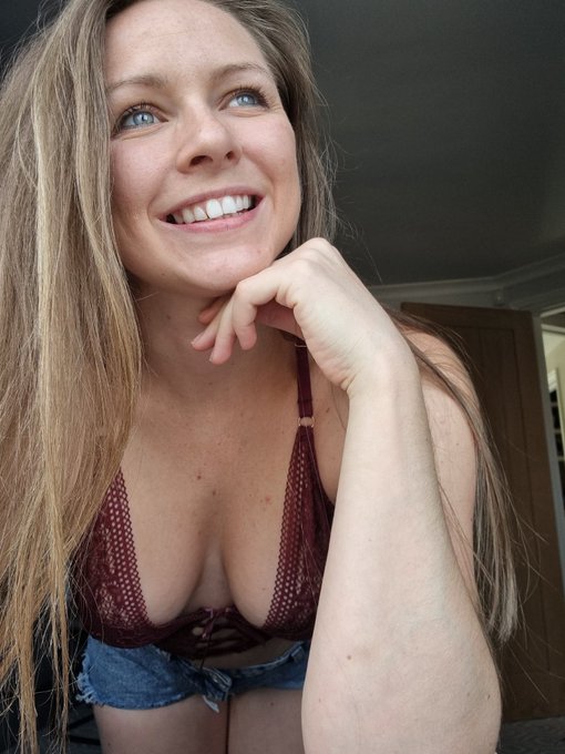 Watch Becky 💕's leaked NSFW photo on TwXstars