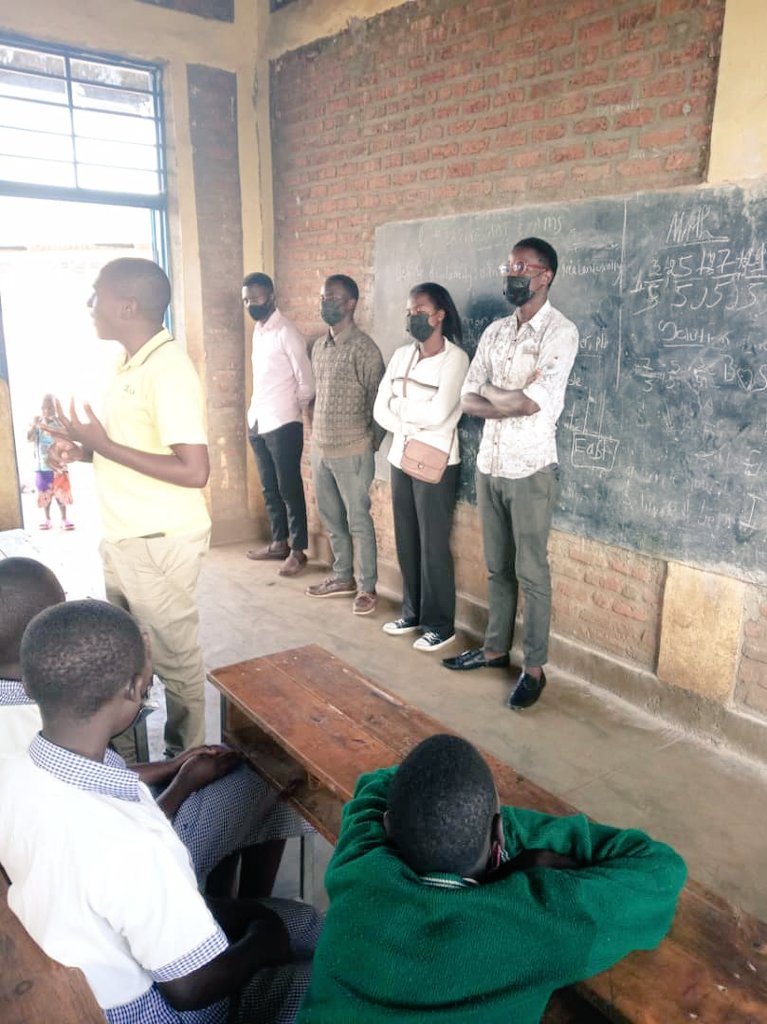 DUSAF12's tweet photo. Kubufatanye na @RubavuDistrict abanyeshuri bibumbiye muri #DUSAF12 baturuka muri #Rubavu batangiye gufasha akarere mukwesa imihigo bahereye muburezi, Aho batangiye kwigisha mumashuri abanza. @HabitegekoFran1 @kambogo1 @RwandaWest @UR_Huye @RwikazaGentil https://t.co/tAeGFB0CdO