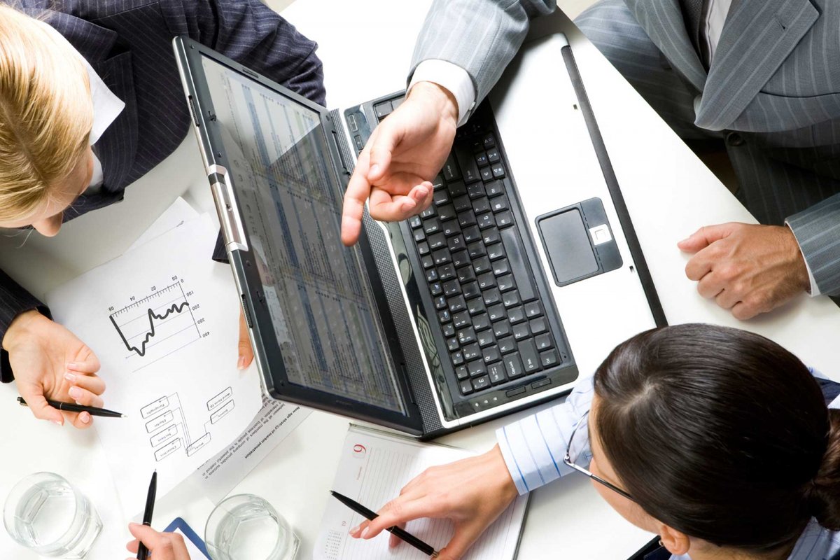 Бизнес графика. Человек подписывает бумаги. Выполнении малых и средних работ. Строительный объект. Современное предпринимательство.