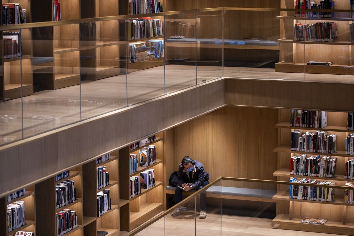 trt2tv's tweet photo. AKM Kütüphane | Taksim, İstanbul 📚 

AKM bünyesinde bir bilgi merkezi olarak kurgulanan ve müzik, sanat, mimarlık, tasarım gibi başlıklara odaklanan kütüphane; basılı, dijital ve görsel arşiviyle sanatseverler için önemli bir araştırma merkezi olma özelliği taşıyor. https://t.co/u4trcxvcqT