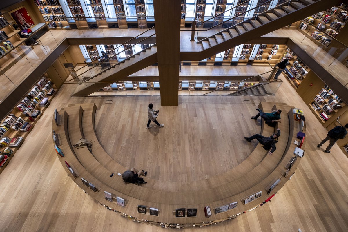 trt2tv's tweet photo. AKM Kütüphane | Taksim, İstanbul 📚 

AKM bünyesinde bir bilgi merkezi olarak kurgulanan ve müzik, sanat, mimarlık, tasarım gibi başlıklara odaklanan kütüphane; basılı, dijital ve görsel arşiviyle sanatseverler için önemli bir araştırma merkezi olma özelliği taşıyor. https://t.co/u4trcxvcqT