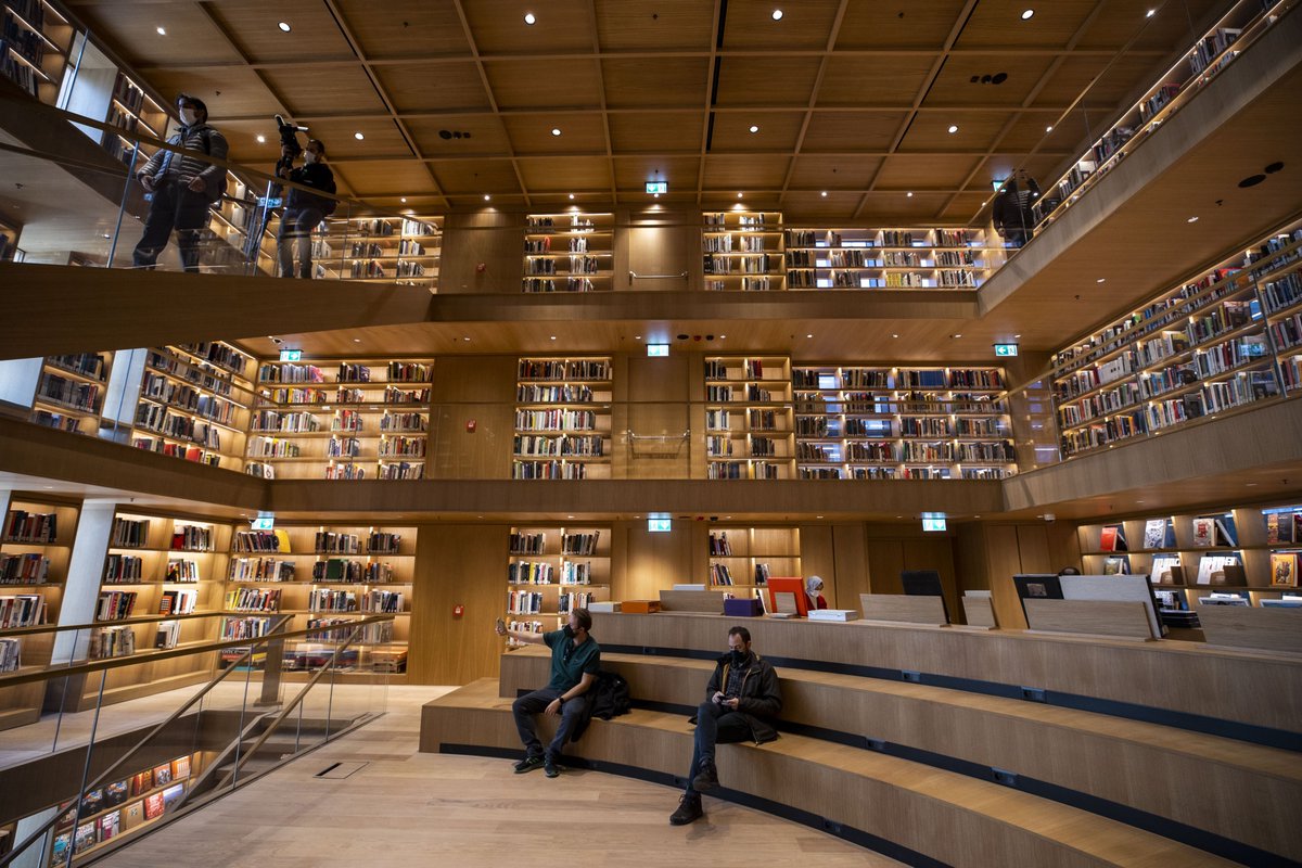 trt2tv's tweet photo. AKM Kütüphane | Taksim, İstanbul 📚 

AKM bünyesinde bir bilgi merkezi olarak kurgulanan ve müzik, sanat, mimarlık, tasarım gibi başlıklara odaklanan kütüphane; basılı, dijital ve görsel arşiviyle sanatseverler için önemli bir araştırma merkezi olma özelliği taşıyor. https://t.co/u4trcxvcqT