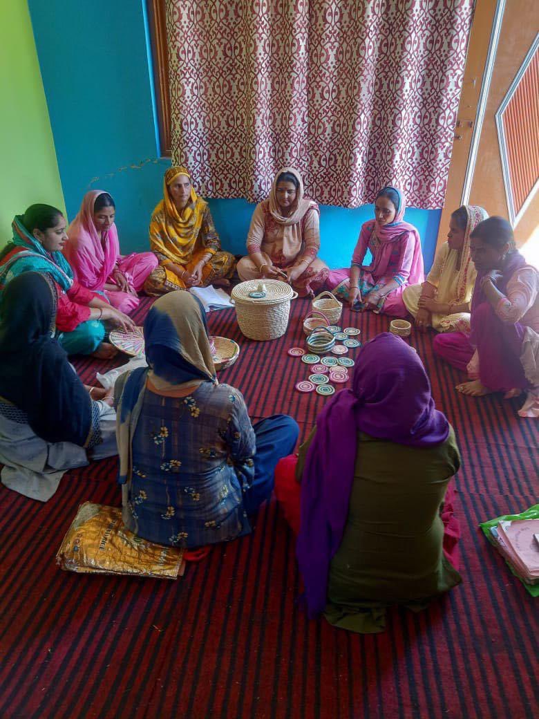 SamRaja21700228's tweet photo. The grass mats made by the women of SHG of Distt Reasi Jammu and Kashmir under UMEED JKRLM.
Tea Coasters from traditional #Binna making art & look at their innovation.
Plz
Support such efforts by buying these products , Hospitality & Protocol Deptt #VocalForLocal https://t.co/2BbPDidgRP