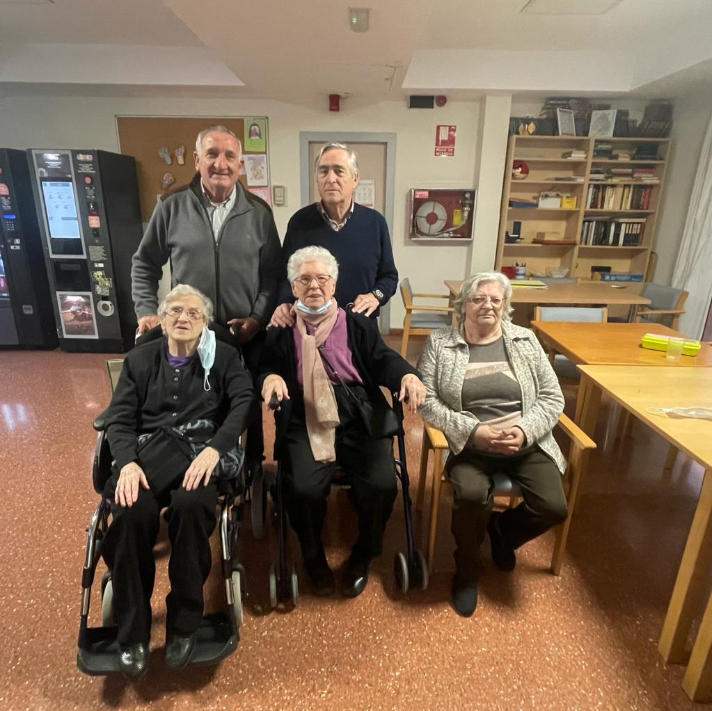 SeniorsEnRed's tweet photo. 👋🏻 ¡Os compartimos un mensaje de nuestros #voluntarios! 👇🏻

Después de 2 años, hemos podido entrar en la residencia del Carmen de @FundacionOzanam  .Animaros, nos están esperando.

Pepe, Adolfo, Walter y Juan de Dios.

#seniorsenred #experiencia #voluntariado #mayores https://t.co/i7TN9V5nJv