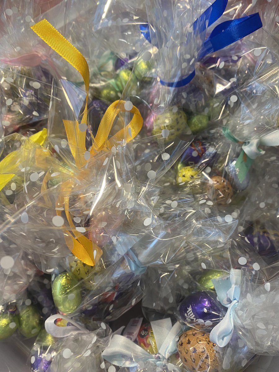 ShebbearBoard's tweet photo. Lots of treats are being handed out to our Support Staff from our boarders today just in time for Easter! #ShebbearBoarding #ShebbearCompassion https://t.co/58FRR0ypt5