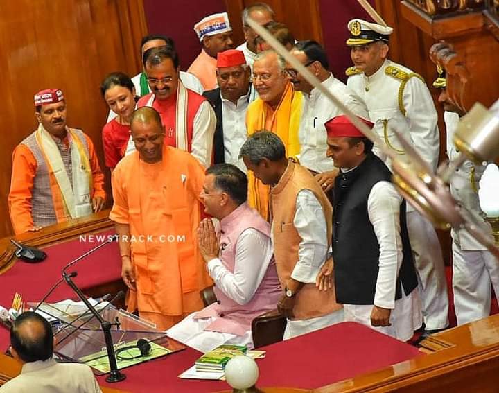KunwarAteeq's tweet photo. विधानसभा अध्यक्ष -श्री @Satishmahanaup जी, ने अपना पदभार ग्रहण किया,

नेता विरोधी दल राष्ट्रीय अध्यक्ष -श्री @yadavakhilesh जी, भी मौजूद रहे।

तस्वीर के सभागार है, -श्री @tripsashu1 जी। https://t.co/5gl9Sslcjz