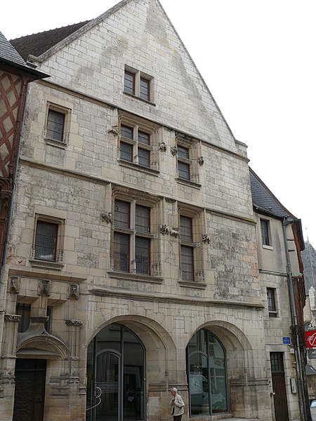 MonumentumFr's tweet photo. Maison dite de Pelvoysin à Bourges (Cher). Cette maison de commerce a été construite entre 1513 et 1515 pour Etienne Jaupitre, bourgeois et marchand drapier à Bourges. Elle est attribuée à l'architecte Guillaume Pelv... #Patrimoine #MonumentHistorique 👉 https://t.co/a9smFh6Ya3 https://t.co/xazYs4cITi