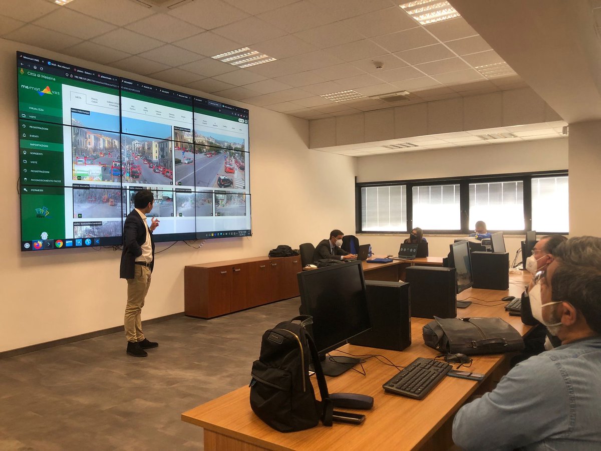 GiaDominici's tweet photo. Oggi per il nostro viaggio nelle #cittachecambiano siamo  a  #messina in occasione di una giornata di formazione degli operatori che utilizzano la #controlroom del progetto #Mesmart  #reportageX #road2forumpa2022 #cosefatte @ponmetro1420 @agenziacoesione @fpa @MinCoesione https://t.co/MSPQjnPJ00