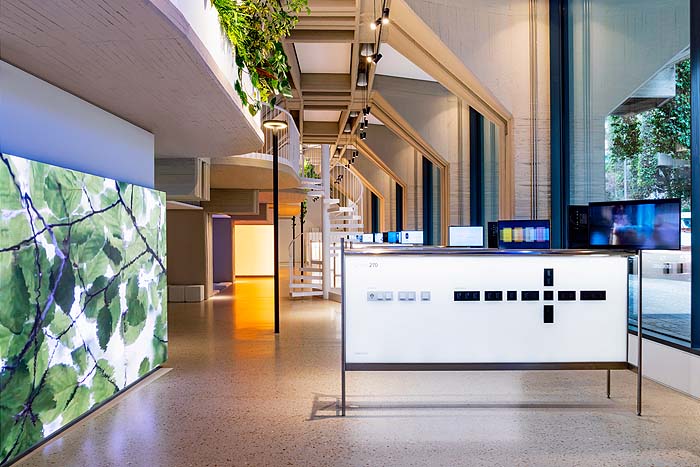 RevistaLuminica's tweet photo. .@SimonElectricES presenta en Madrid
#LaCasaDeLaLuz, su nuevo espacio insignia que albergará sus oficinas y lugar consagrado a la divulgación de la luz #controliluminacion #Hogardigital #iluminacion #diseño #LuzDigital #tecnología #Innovacion
https://t.co/1E0owGdWpQ https://t.co/cBtaKeCNHi
