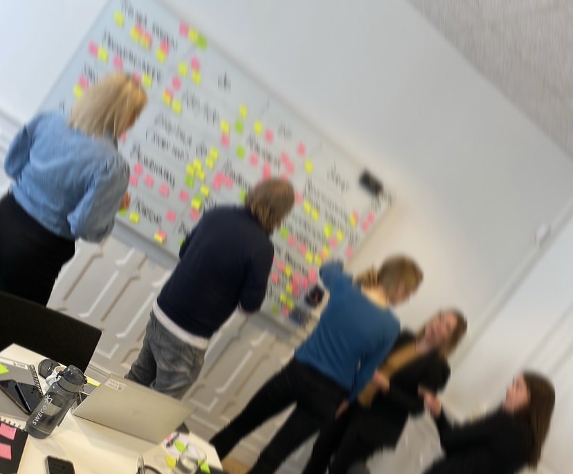 ErikMejer2's tweet photo. Workshop på kontoret idag, kul att träffas fysiskt igen allihopa - fysisk närvaro hävdar jag främjar kreativitet! #sweco #workshop https://t.co/Yt16WUwxdn