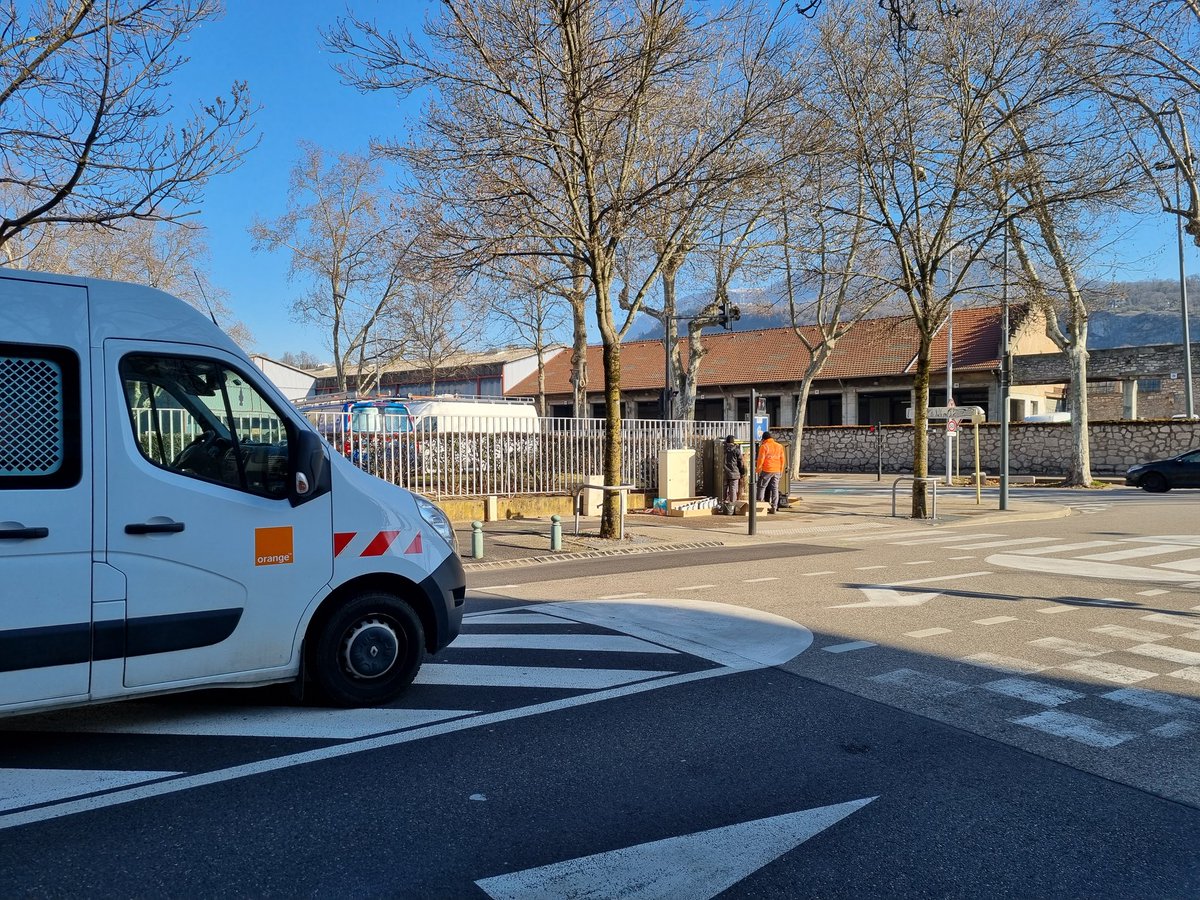 L'entretien des armoires fibre "PMZ" par <a href="/OrangeAuRA/">Orange Auv-Rh-Alpes</a>, en mode détaillé, ça vous dit ? 
Si oui, ce 🧵 en images est pour vous.
Pour la version courte des voisins isérois c'est ici : x.com/OrangeAuRA/sta…

Merci à Pierre, Jérôme et Abdelkader pour les explications 🤗
⤵️ (1/14)