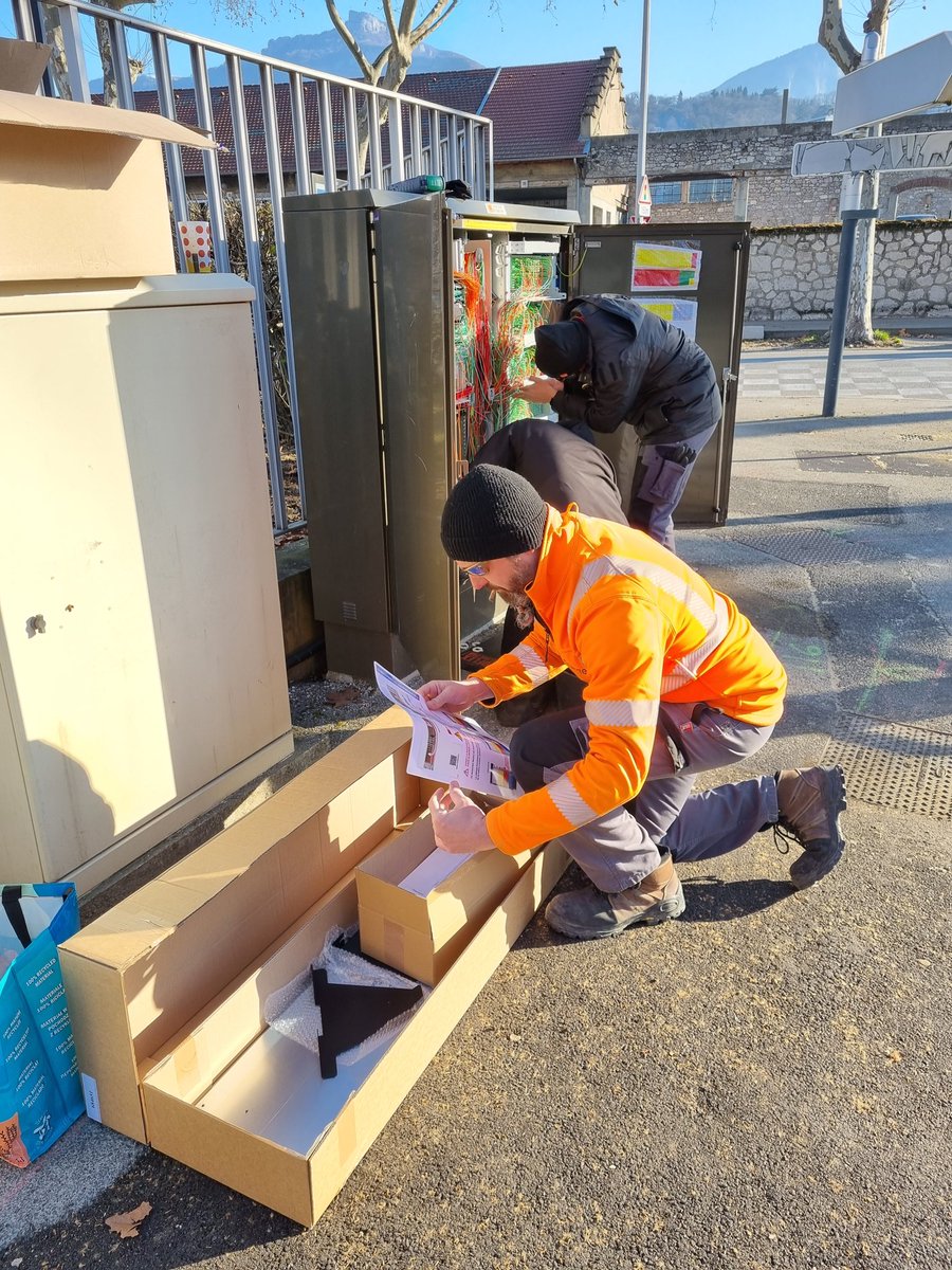 biardd's tweet photo. L'entretien des armoires fibre "PMZ" par @OrangeAuRA, en mode détaillé, ça vous dit ? 
Si oui, ce 🧵 en images est pour vous.
Pour la version courte des voisins isérois c'est ici : https://t.co/oG2fRDNM2f

Merci à Pierre, Jérôme et Abdelkader pour les explications 🤗
⤵️ (1/14) https://t.co/2P3rrZwKTl
