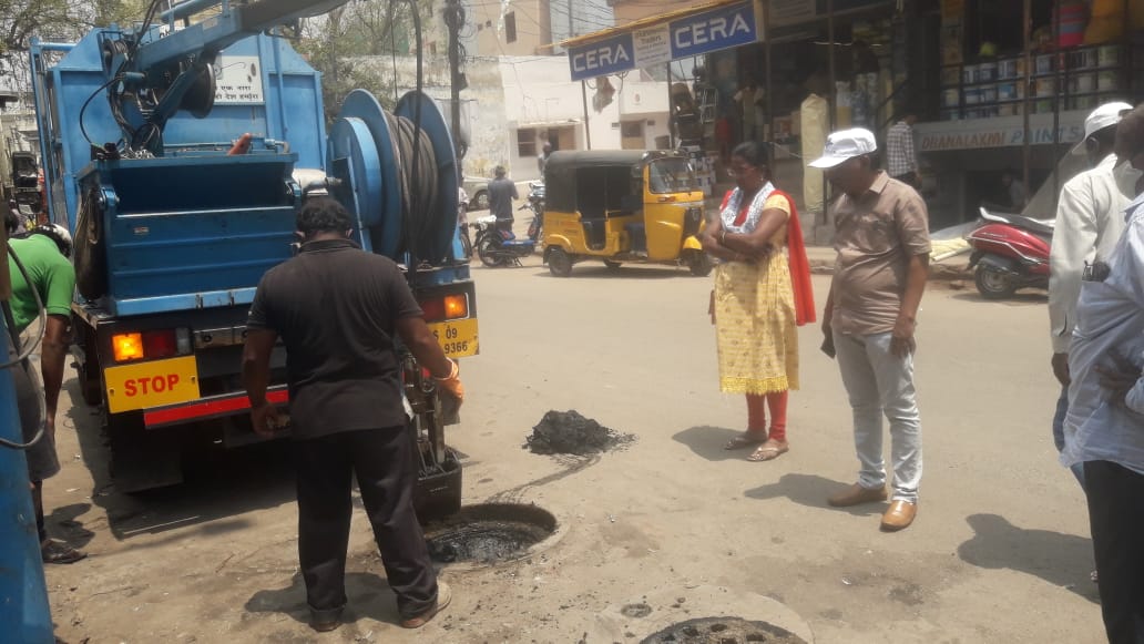 Sir, Attending desilting of Sewer lines with Sewer Graber at Parsigutta main road Gandhi line along with Manager under Dn.7