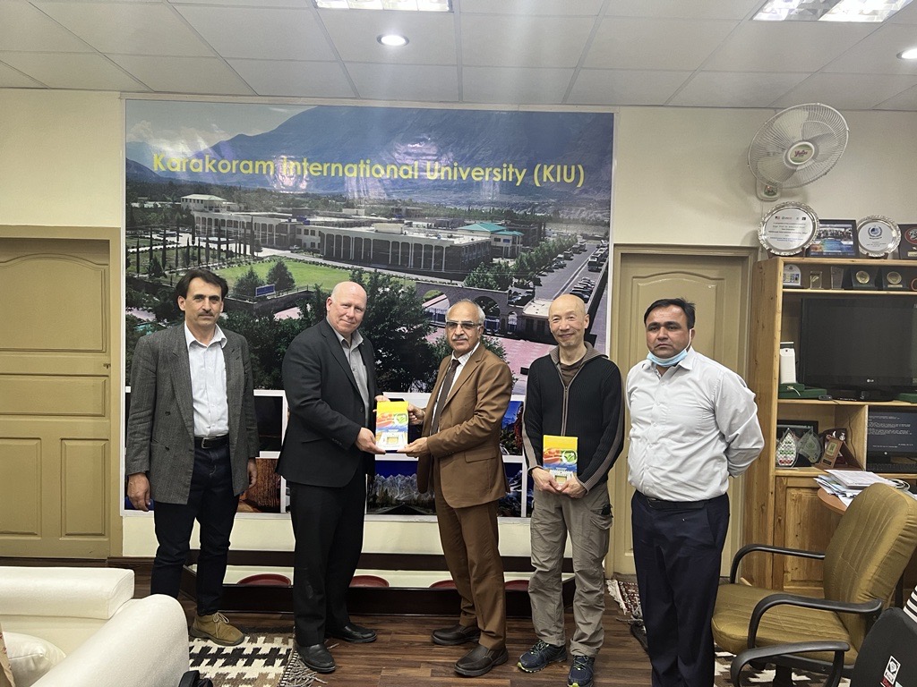 AKUISMC's tweet photo. AKU-ISMC's Prof @stelynews & Dr Jeff Tan visited @OfficialKIU & discussed the effectiveness of the #Water and Sanitation Extension Programmes #WASEP in Gilgit-Baltistan. Also,they were pleased to congratulate Prof Attaullah Shah, VC of KIU, on his 6th book.
#AKU_ISMCResearch https://t.co/qYUjV0fydG