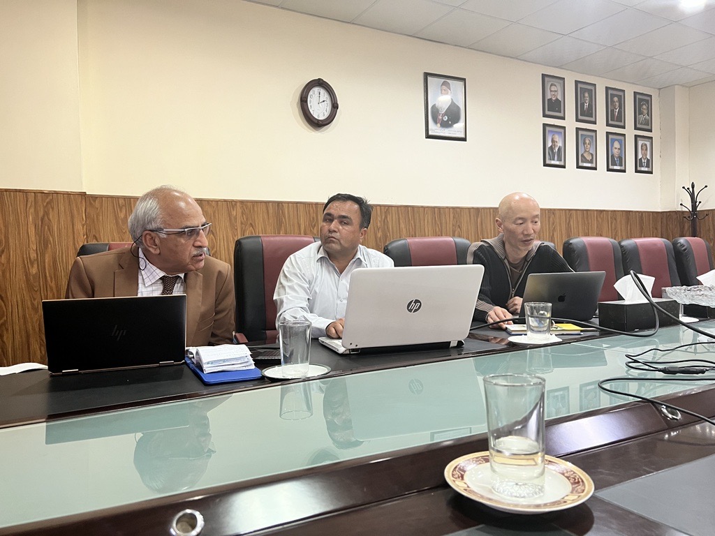 AKUISMC's tweet photo. AKU-ISMC's Prof @stelynews & Dr Jeff Tan visited @OfficialKIU & discussed the effectiveness of the #Water and Sanitation Extension Programmes #WASEP in Gilgit-Baltistan. Also,they were pleased to congratulate Prof Attaullah Shah, VC of KIU, on his 6th book.
#AKU_ISMCResearch https://t.co/qYUjV0fydG