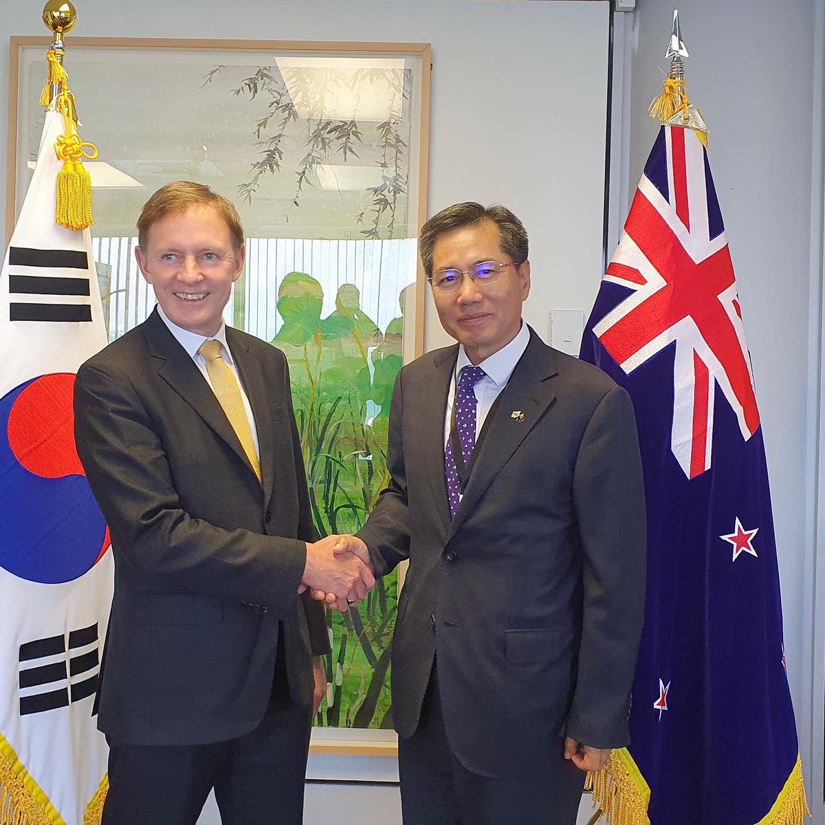PTurnerNZ's tweet photo. 오늘 뉴질랜드 웰링턴에서 이상진 주뉴 한국 대사님을 만나 뉴질랜드🇳🇿-대한민국🇰🇷 수교 60주년과 우리 양국 국민들간 우정을 축하하게 되어 너무나 기뻤습니다. @MFATNZ @mofa_kr @KoreaEmb_NZ #주한뉴질랜드대사관 https://t.co/jpTxvoZlyl