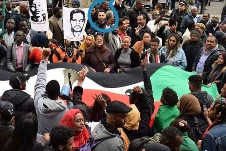 Moshtabk's tweet photo. الصورة من مليونية 6 ابريل 2019 بمدينة لندن
الشهيد محمد هاشم مطر بجانب صورة الشهيد الأستاذ أحمد الخير والشهيد مهند لهم الرحمة والمغفرة 💛

#يسقط_حكم_العسكر
#ملوك_إشتباكات_المواكب https://t.co/2ddkSZyyuE