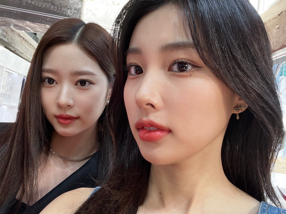 IZONEFILES_12's tweet photo. hyewon 💬 with minju : https://t.co/SJPkllUb4P