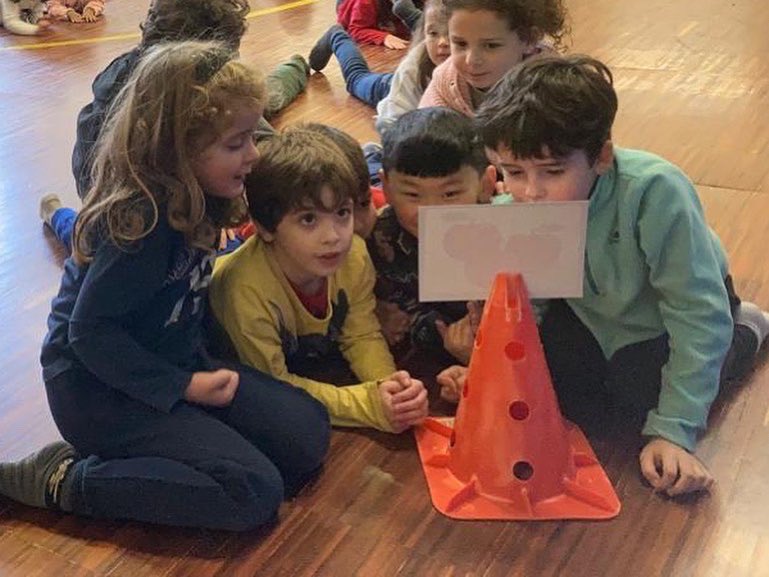 epiasabadell's tweet photo. Com que ja hem fet la mateixa dinàmica amb el nombres, les formes, el colors o les parts del cos, tothom la coneix i pot participar sense dificultats.
#p5piasabadell
#infantilpiasabadell https://t.co/vEQ8vgDnZB