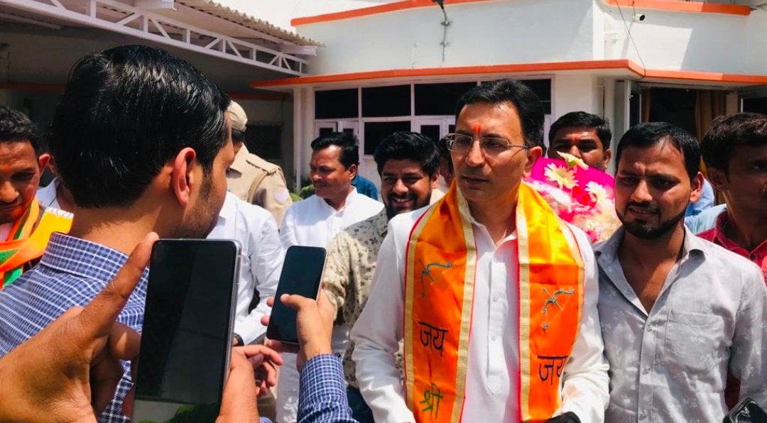 आज प्रदेश के कई जनपदों से आए पदाधिकारियों और कार्यकर्ताओं ने जनप्रिय नेता विकास पुरूष मा.जितिन प्रसाद जी को लोक निर्माण विभाग के मंत्री बनने पर शुभ कामनाएं दी और शीर्ष नेतृत्व का आभार व्यक्त किया।
जय श्री परशुराम 🚩
जय श्री राम 🚩🚩