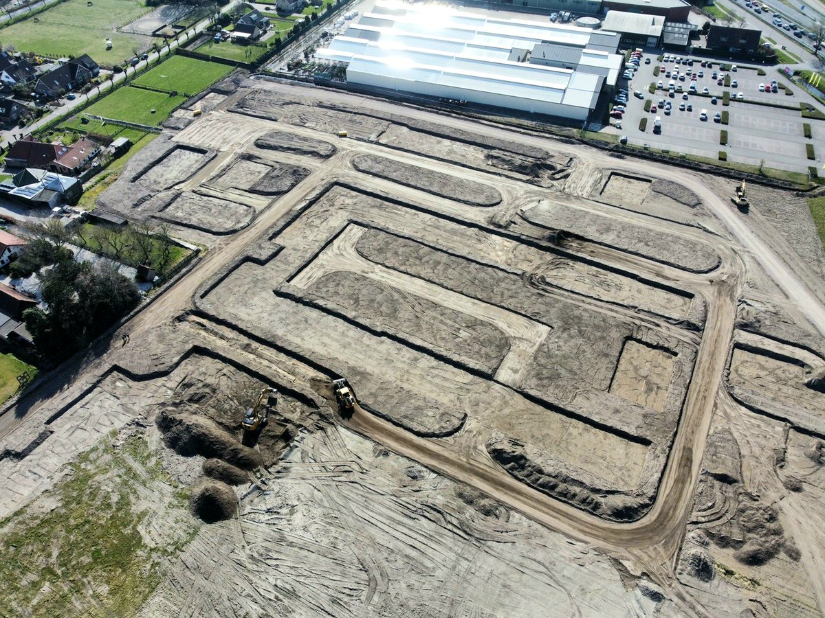Het terrein van Hofgeest Buiten in Velserbroek wordt gereed gemaakt, zodat we binnenkort kunnen starten met de bouw van 242 duurzame woningen. De graafmachine heeft zijn werk gedaan. De luchtfoto laat al mooi de contouren zien van de verschillende onderdelen in het plan.
