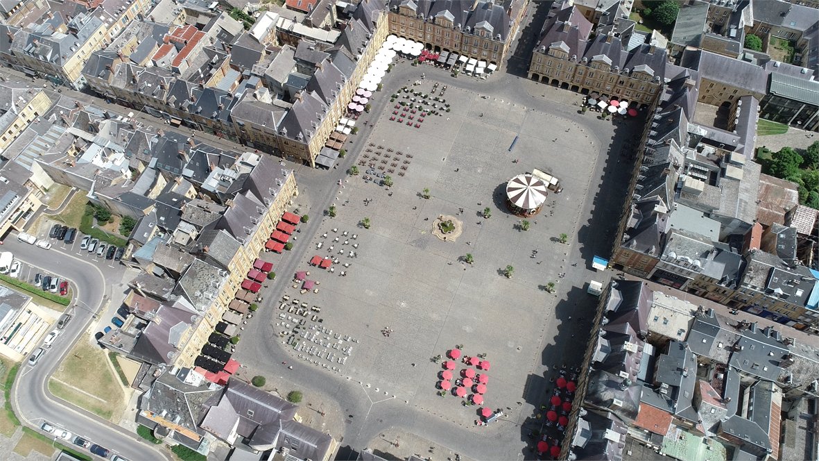 🌞 Réglementation à la belle saison du stationnement place Ducale : dès vendredi, le stationnement sera autorisé uniquement sur la moitié gauche de la place, côté République : stationnement gratuit 30 mn avec disque bleu de 8h à 12h et de 14h à 20h 
ℹ️ bit.ly/36VIYPz