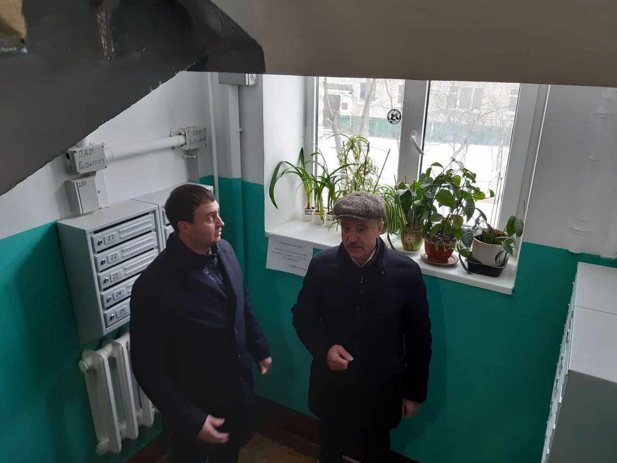 radioluber's tweet photo. В городском округе Люберцы продолжается ремонт подъездов в жилых домах.

29 марта глава г.о. Люберцы Владимир Ружицкий проверил качество ремонта подъездов в доме № 30 на улице Гоголя в поселке Томилино.
Силами УК «Содействие» в подъездах проделан… https://t.co/d7ynMEMlUE https://t.co/6E4YYwiMIn
