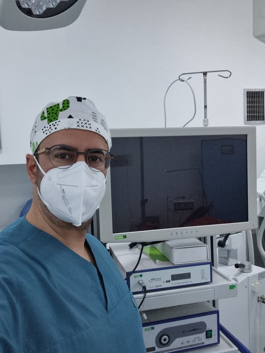 drfaithdz's tweet photo. Hastalarıma eğer isterlerse, bu ekranı görebilecekleri şekilde ayarlayıp ameliyatlarını canlı izletiyorum. Daha önce mesane tümöründen 3-4 sefer opere ettiğim hasta, bir ameliyatı sırasında, hocam o yaktığın yeri biraz daha yak tam yanmadı sanki diye beni uyarmıştı. https://t.co/YtA3GomHwU