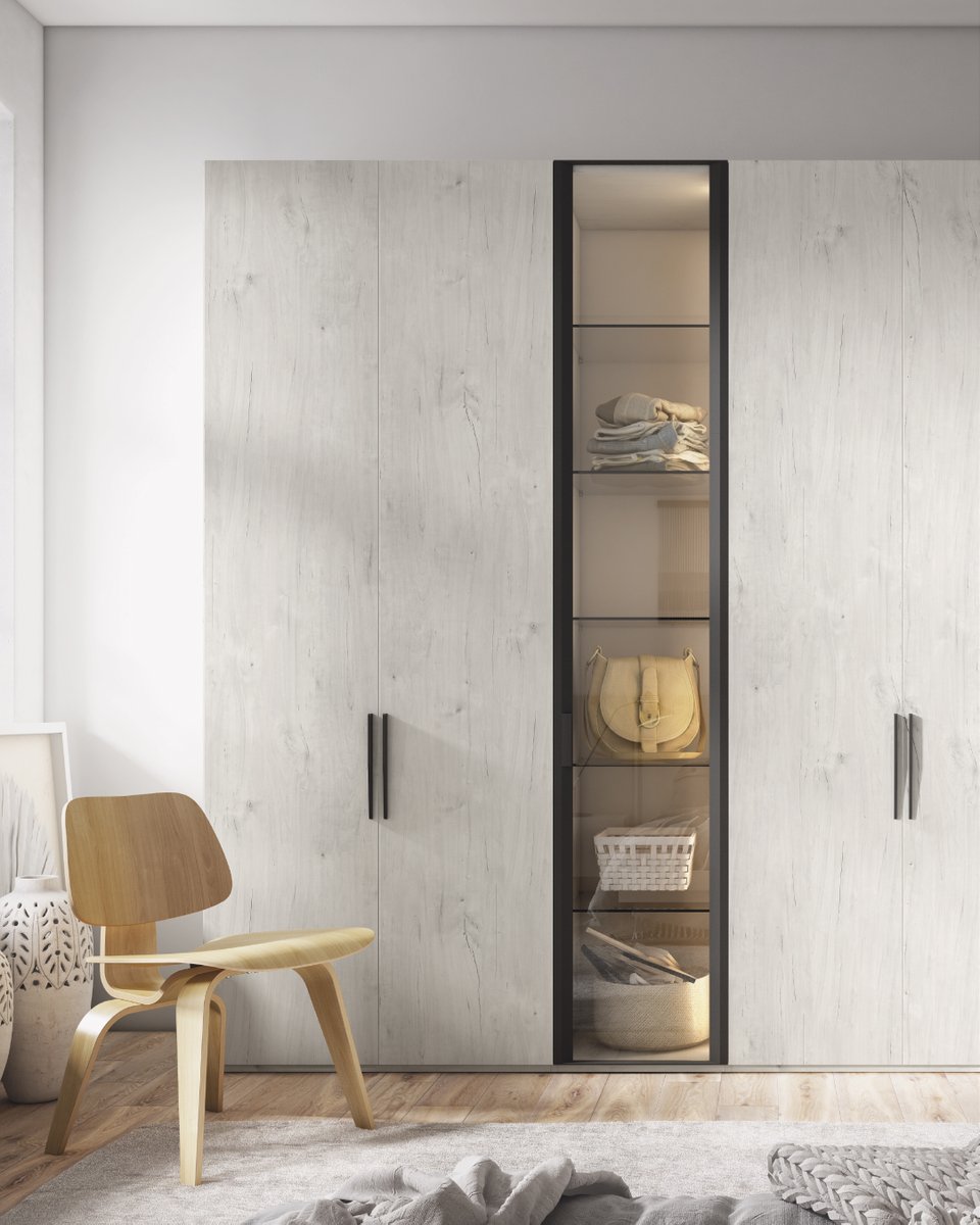 Armarios y vestidores a medida. No es solo un mueble de grandes dimensiones, aprovecha para crear un espacio único, con todo lo que necesites para almacenar o tener a mano, incluso mostrar tus complementos favoritos.