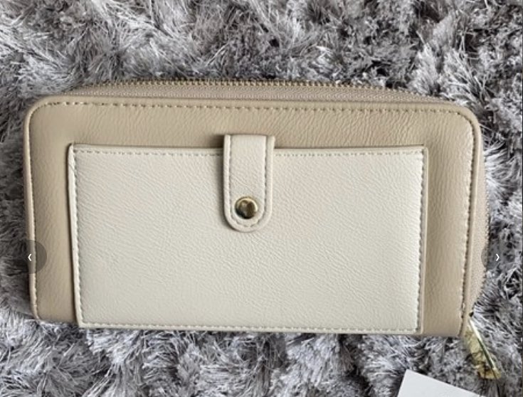 SuzVrck_'s tweet photo. 🚨je me suis fait volé mon porte feuille a roubaix aujourd’hui, une de mes cartes bancaires a été retrouvé à terre il se peut donc qu’il y ai d’autres papiers m’appartenant quelques part dans roubaix, si vous le trouvez contactez-moi svp https://t.co/tL3NwaaUEw