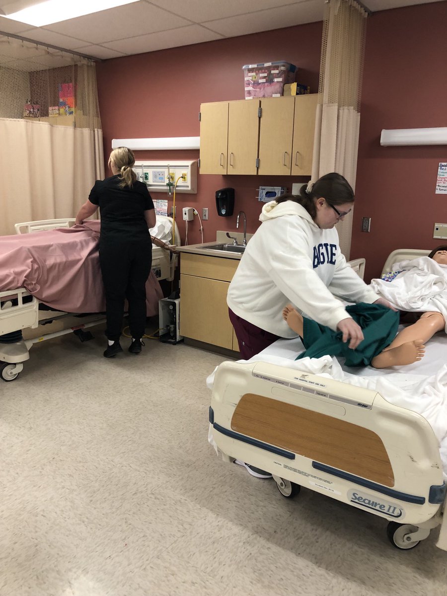 MECTC_Buffalo's tweet image. MSHT practicing caring for a stroke patient. Working on skills assessment. #MSHT #MECTC